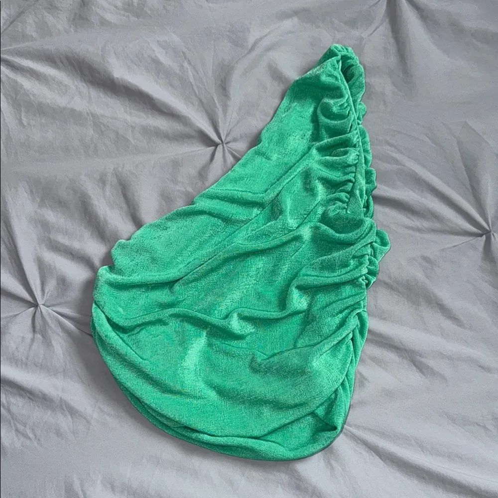 Boutique Vibrant Green One-Shoulder Top - Image 2