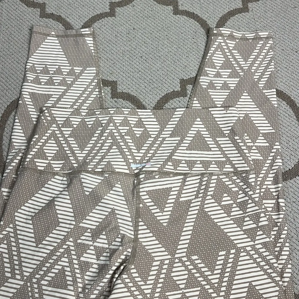 Aerie chill play move geometric Patterned 7/8 Leggings - Image 11