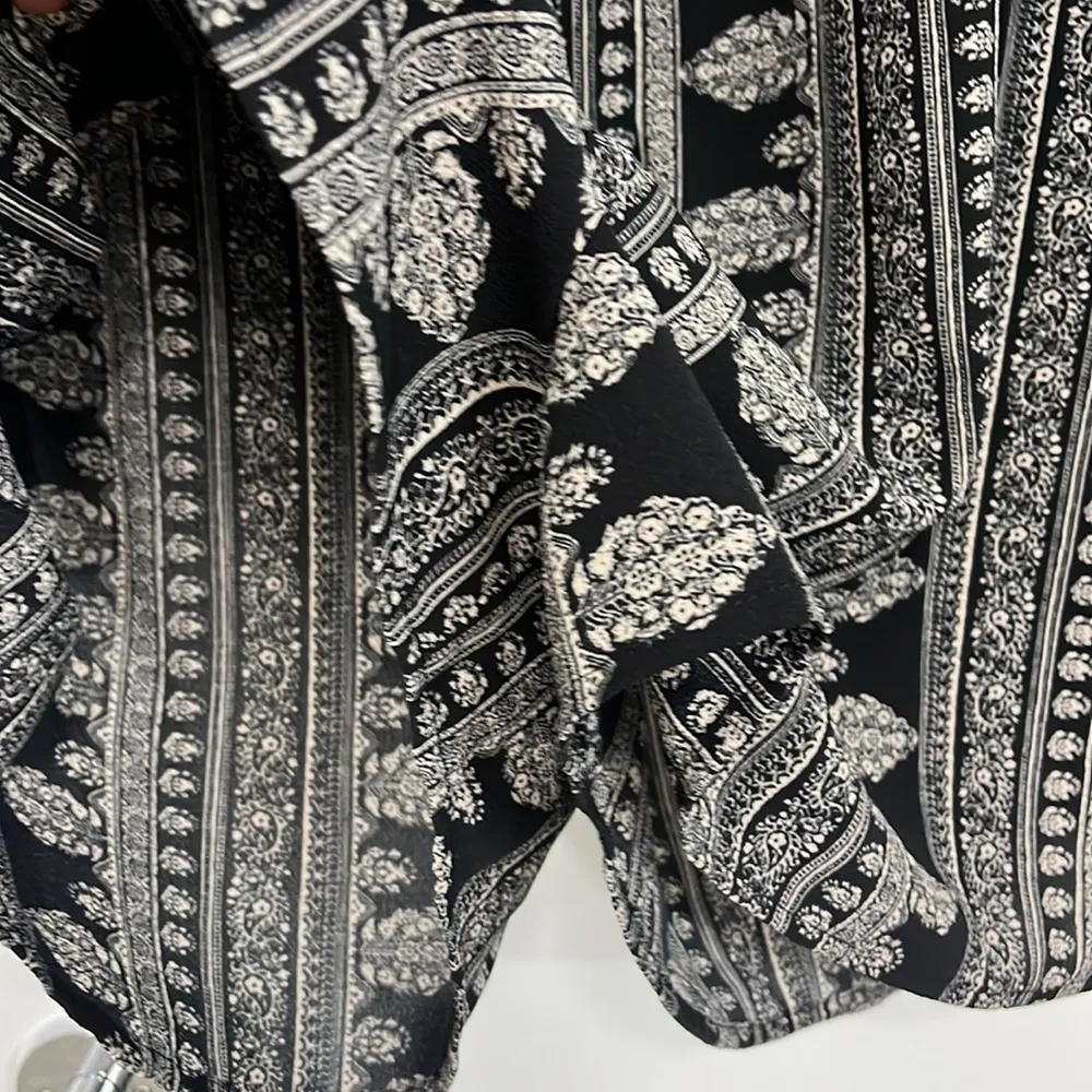 ASTR Long Sleeve Black and White Pattern V-Neck Romper - Image 8