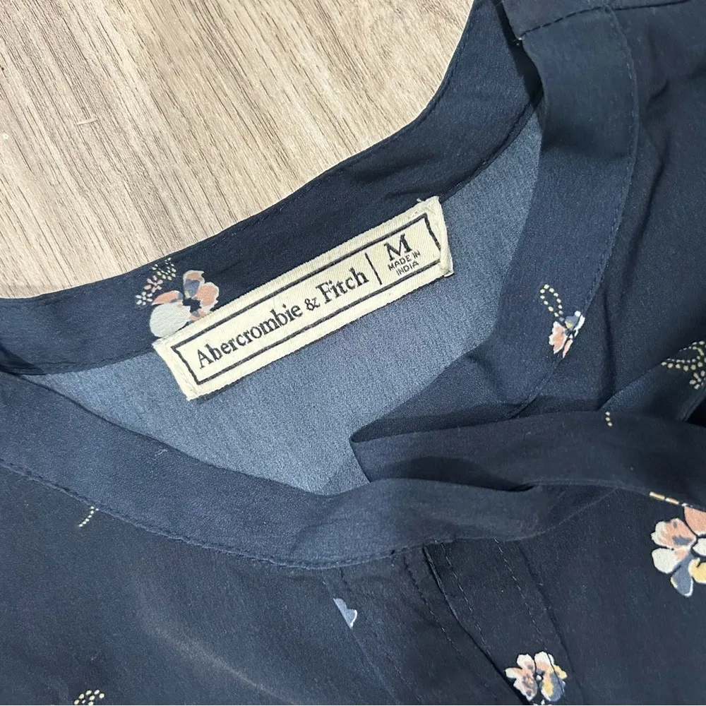 Abercrombie & Fitch Navy Floral Ruffle Button Up Top Long Sleeve Shirt Size M - Image 2