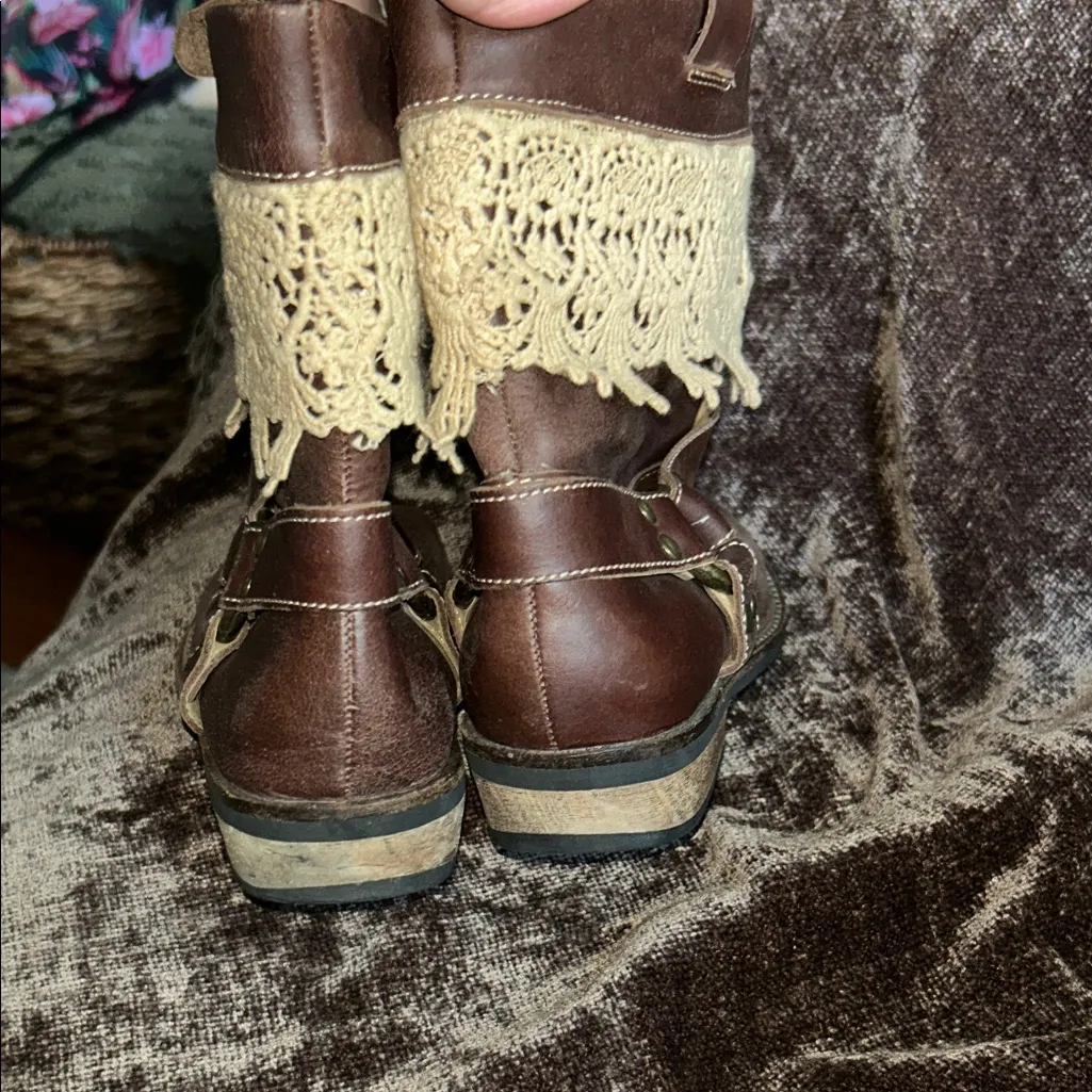 Látigo Cróquet Brown Leather Ankle Boots with Lace Trim - Image 4