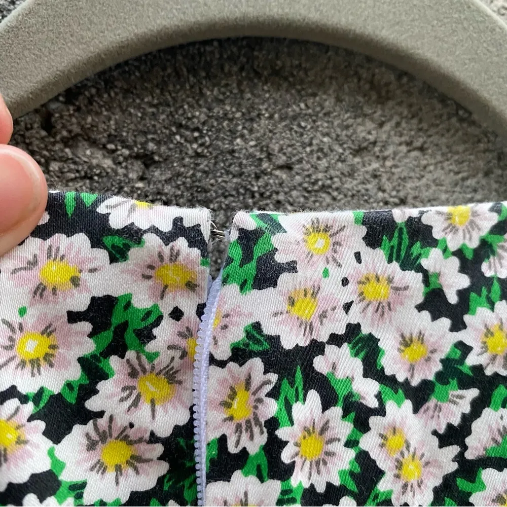 flower dress fit and flare size 4 sleeveless - Image 11