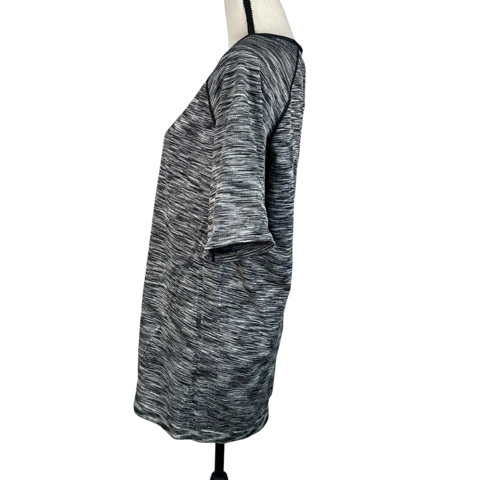 LIVI Lane Bryant SZ 22/24 Fitted Top Activewear Lightweight Crew Neck Stretch Black - Image 5