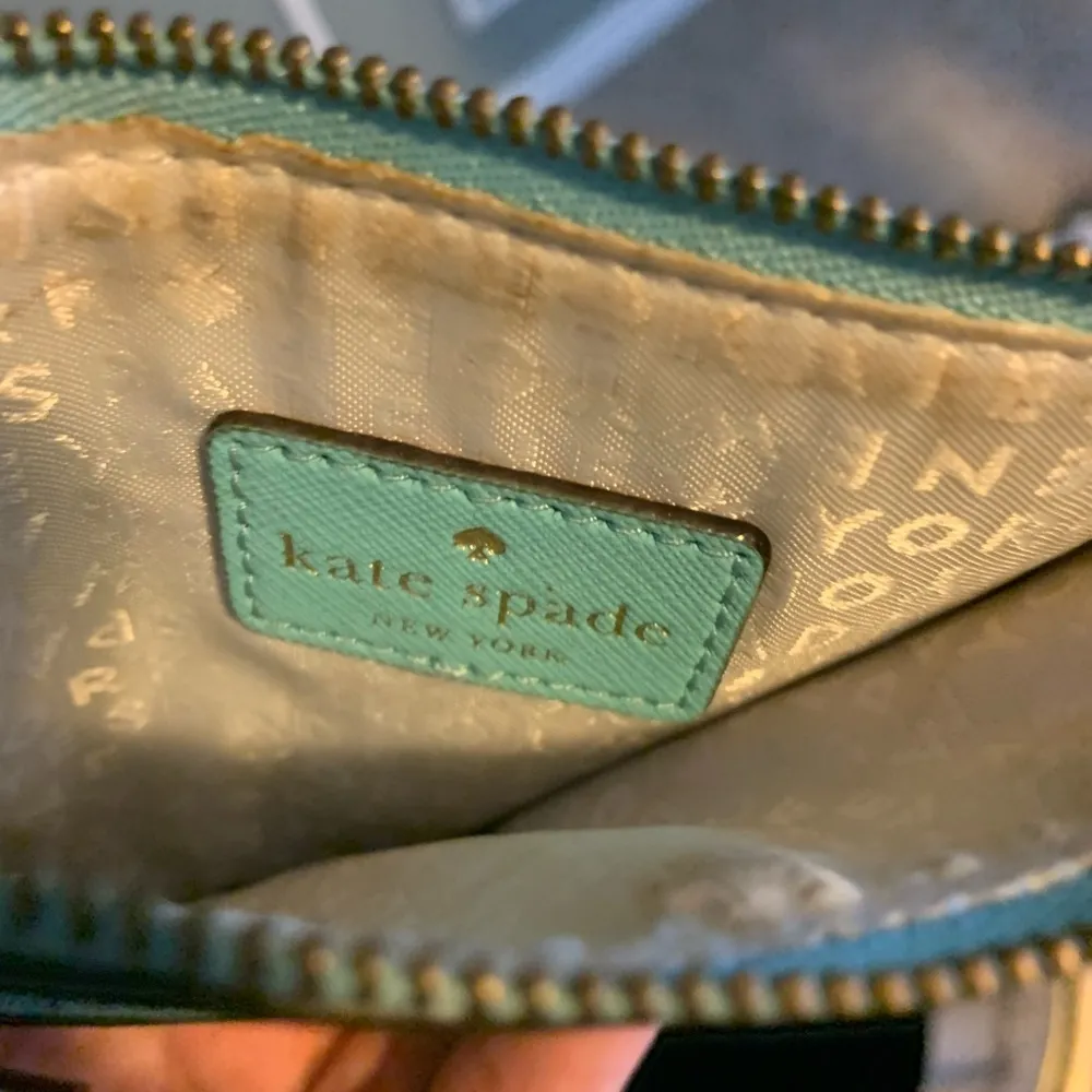 Kate Spade Mikas Pond Bee Wristlet Mint Mojito Green. - Image 6