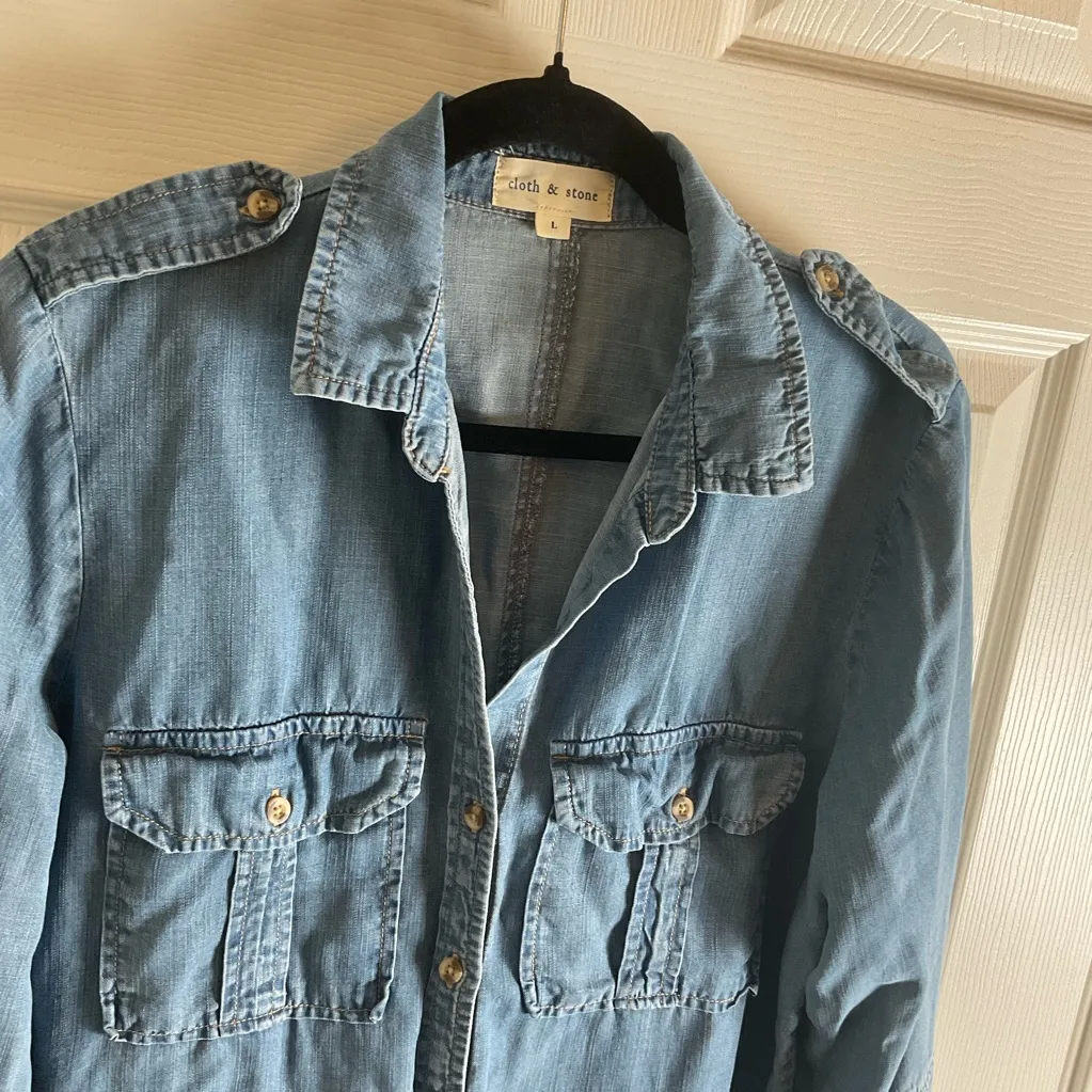 Cloth & Stone Blue Women V Neck button down top size large - Image 4