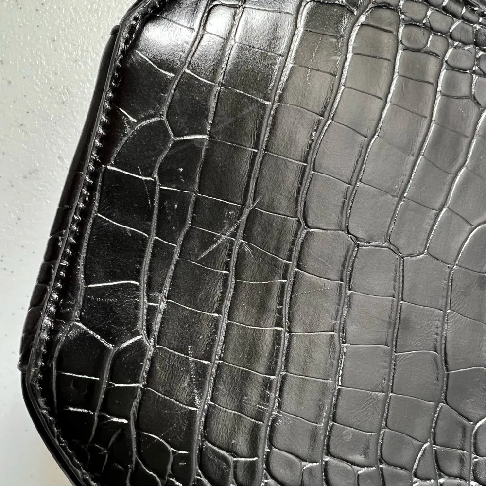 Forever 21 Black Faux Alligator Skin Crossbody Purse - Image 13