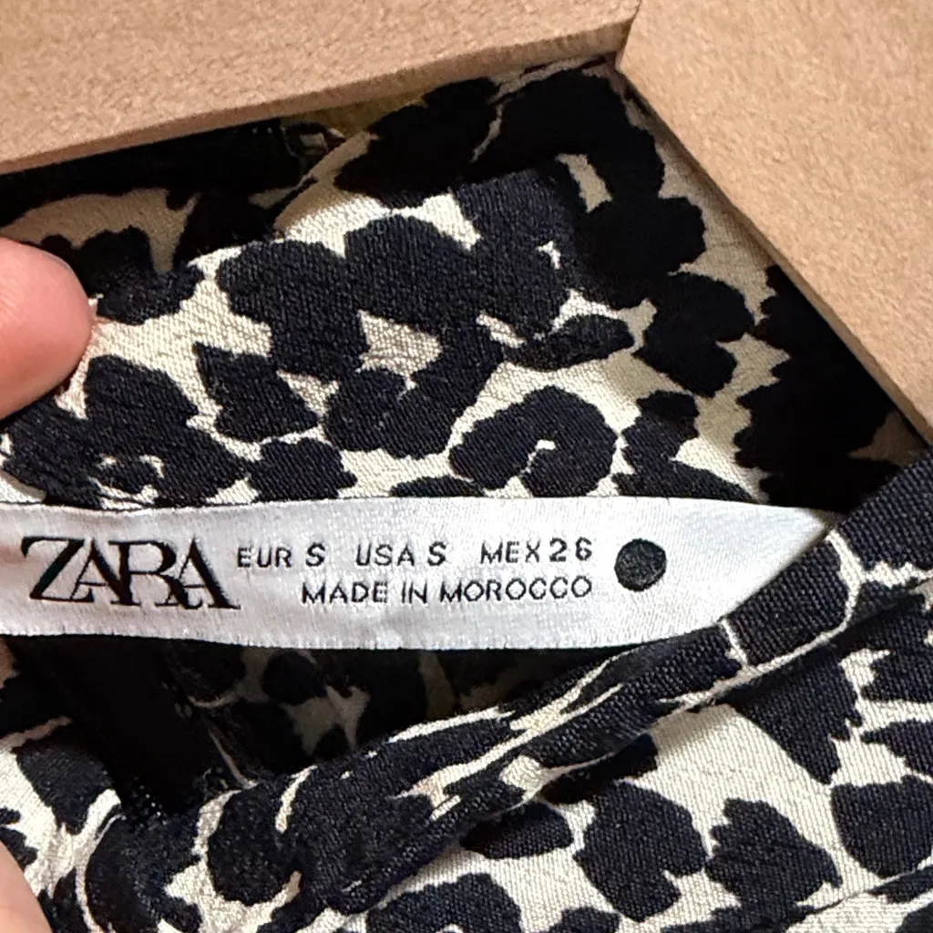 Zara black and cream animal print puff sleeve mock neck blouse Size Small - Image 3