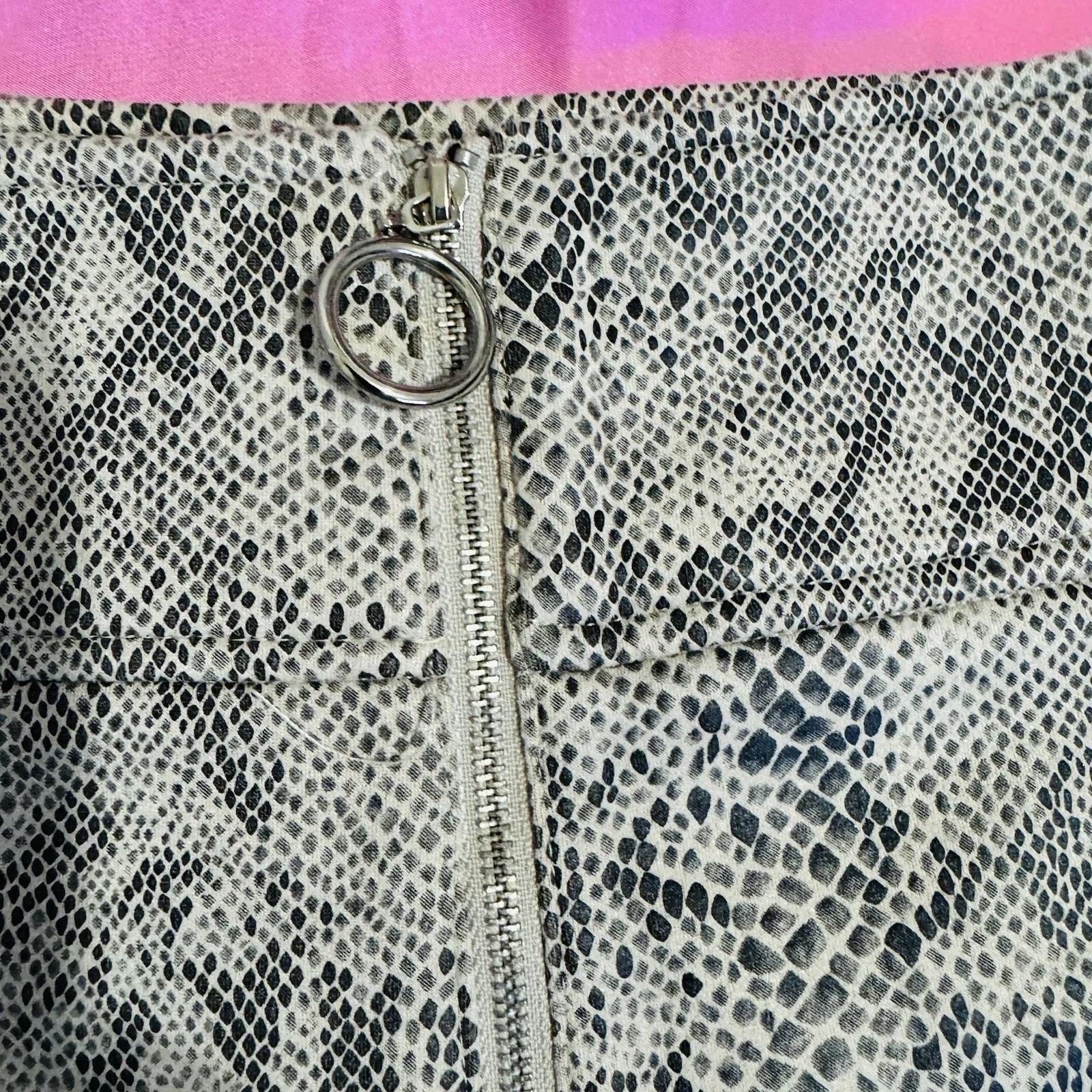 Have LA Women Snakeskin Print Zippered High Rise Chino Shorts Size Small Black - Image 2