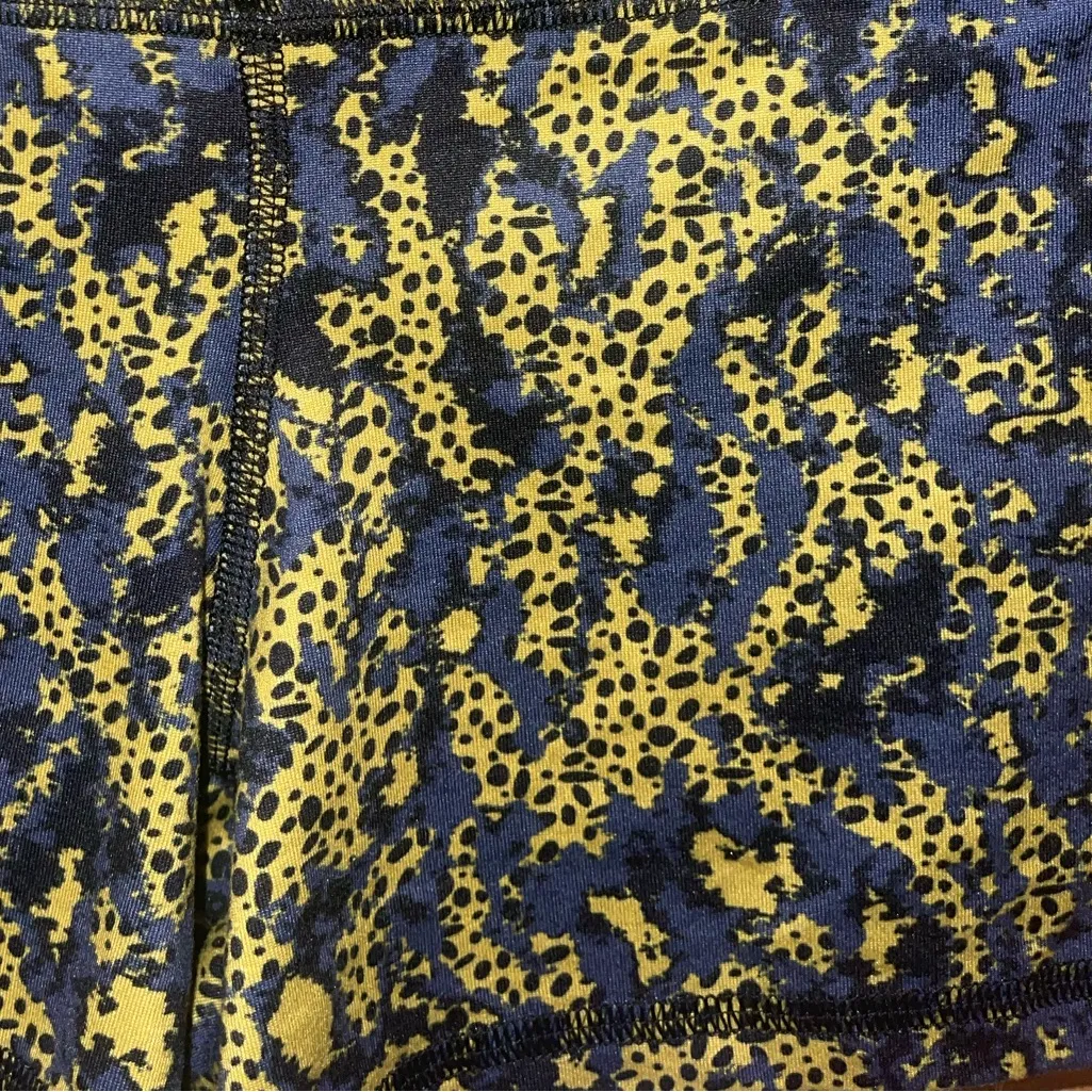FLEO blue yellow patterned biker shorts woman’s size small EUC - Image 4
