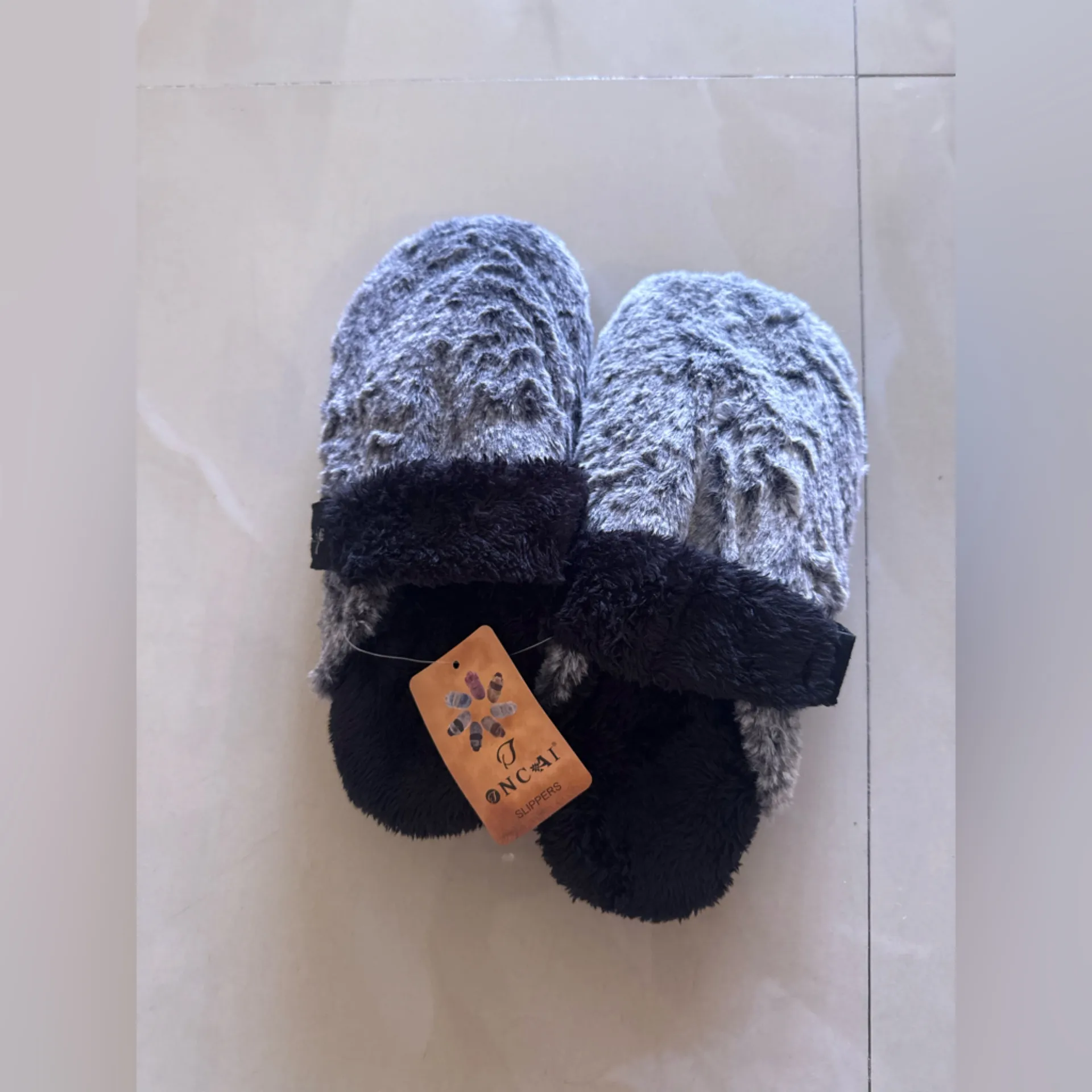 NC AI GRAY SLIPPER SIZE 8 unisex lippers appear to be a fluffy, possibly - Image 2