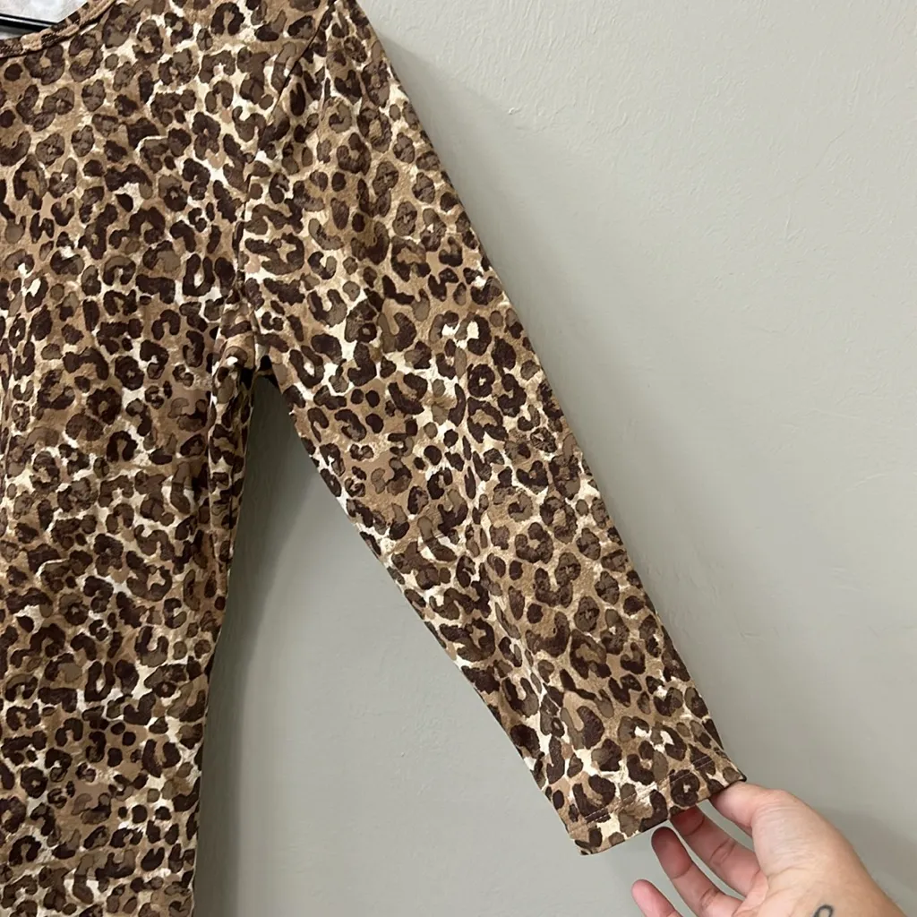 J.McLaughlin Micro Watercolor Cheetah Print Knit Jersey Crew Neck Tee Sz M Brown - Image 5