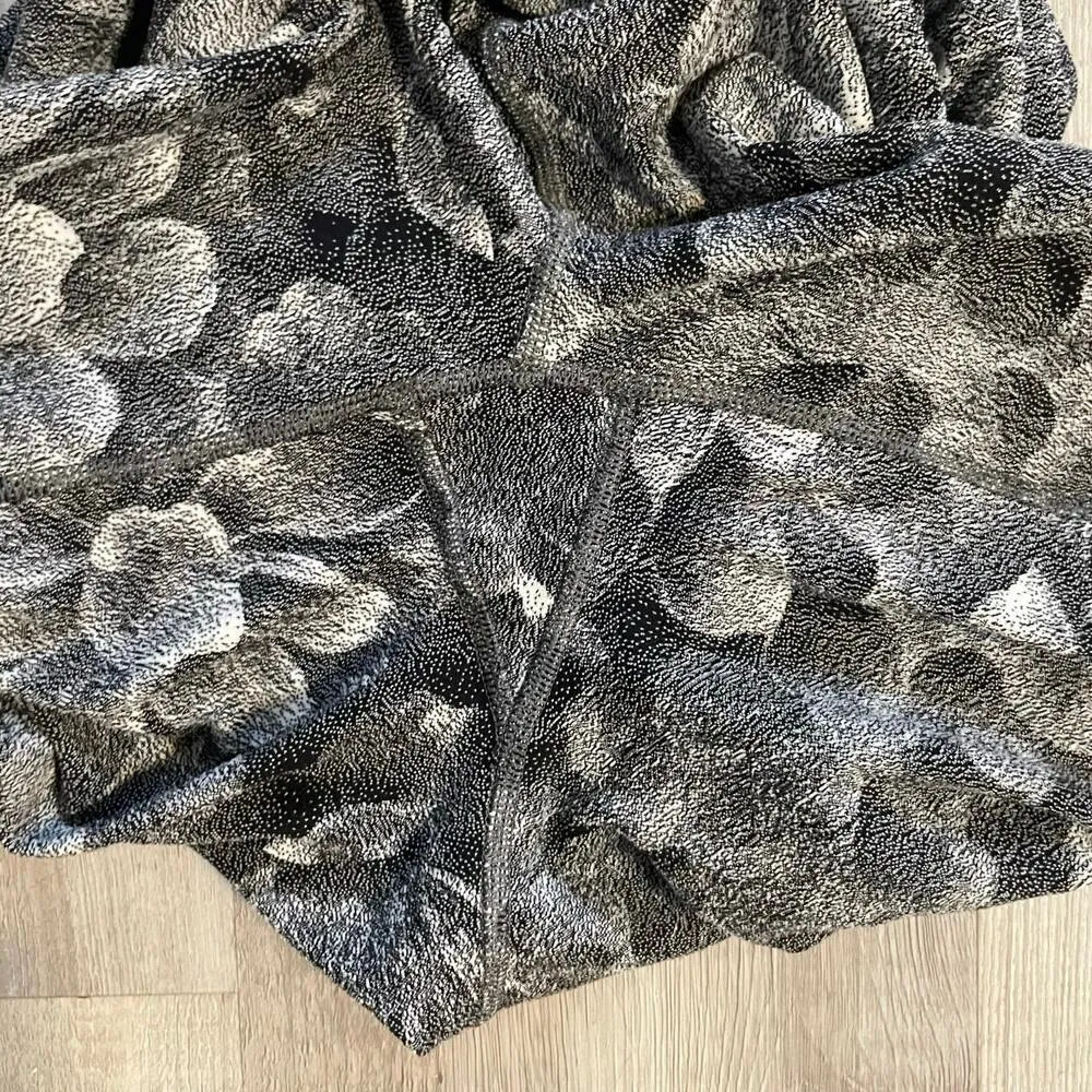 Athleta Elation Textured Tights in a Chakra Floral Black/Seasalt pattern. Sz sm - Image 13