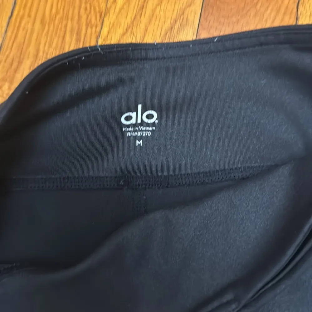 Alo capri mid rise black sparkle leggings - Image 3