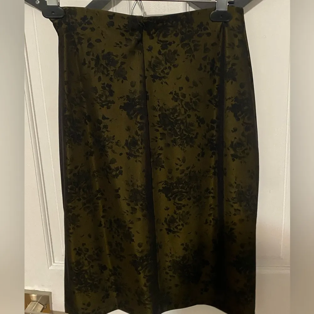 Olive green pencil skirt with floral pattern, and a side slit very elegant skirt Size M - Image 2