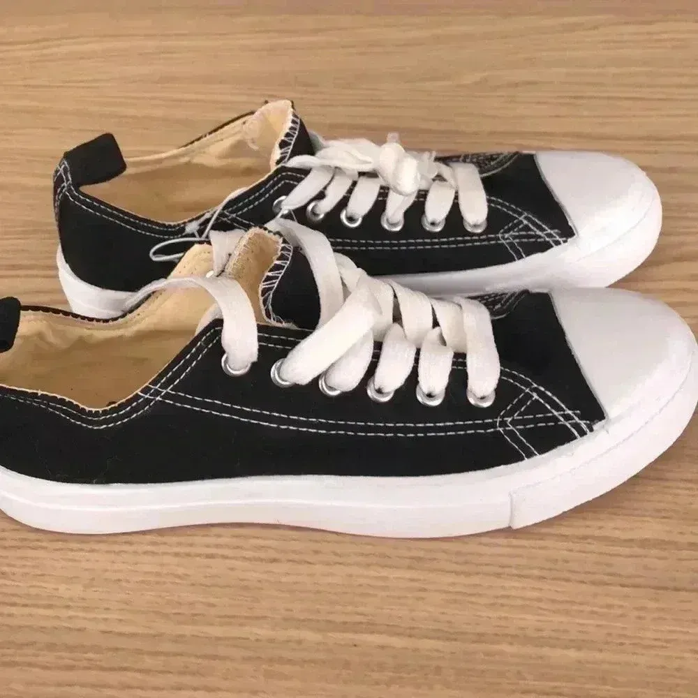 🆕Casual Cool Classic Black & White Cool Canvas Low Top Tennis Shoes 8🆕 - Image 3