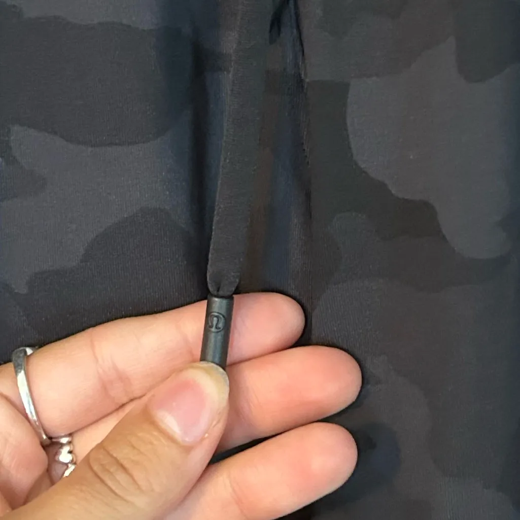 Lululemon black camo joggers Size 6 - Image 2