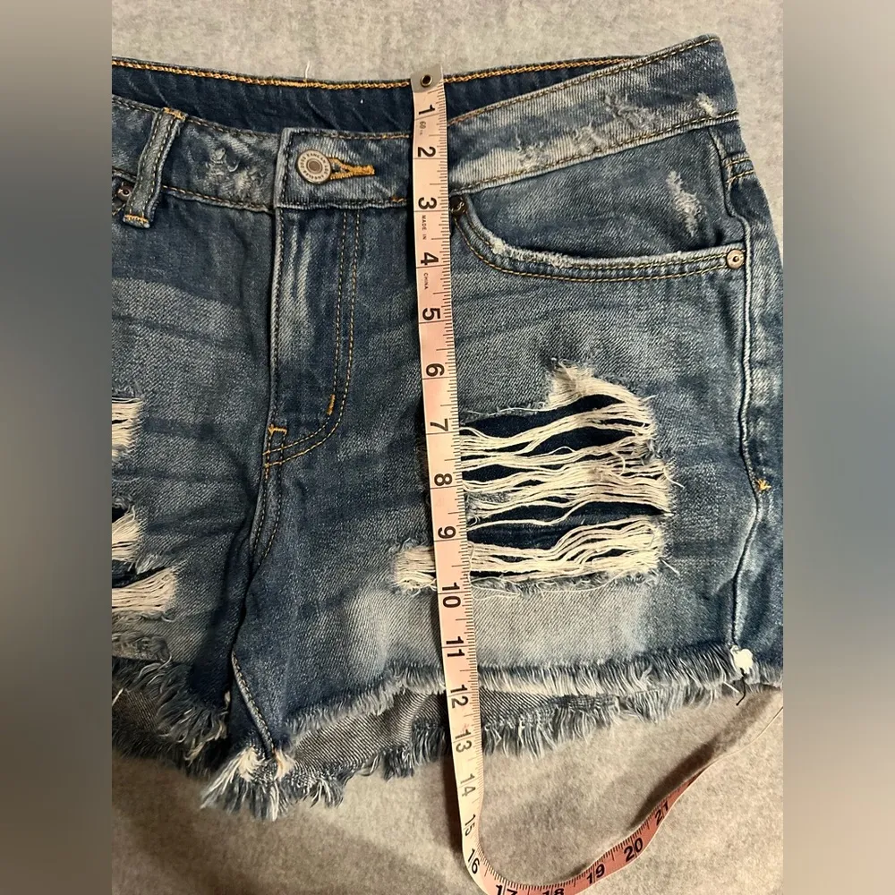 KanCan Distressed Midrise Denim Shorts size 7/27 - Image 5