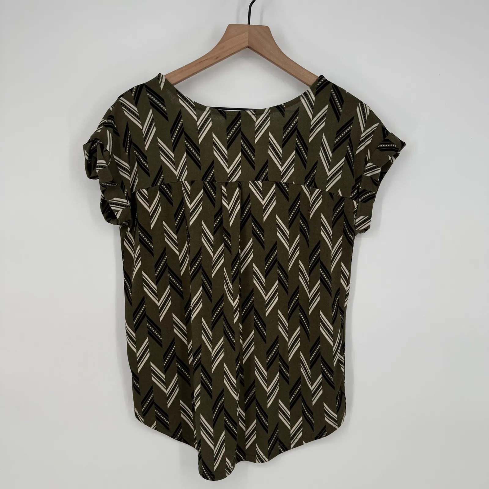 Flower & Feather Olive Green Geometric Print‎ Top Blouse Zipper Detail Size S - Image 8