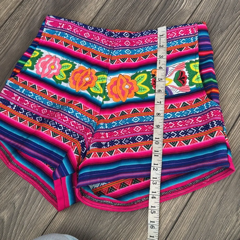 Colorful Patterned Shorts size medium Pink - Image 11