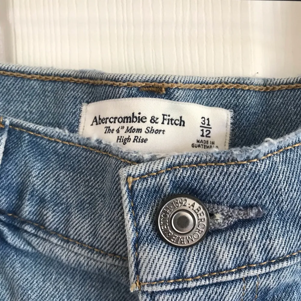 4” Denim Mom Short Distressed New with tags size 31 - Image 6