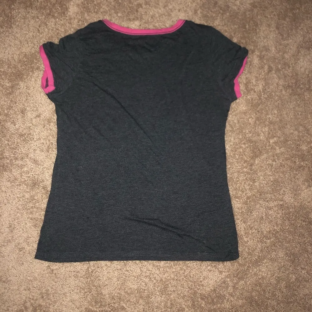 Old Navy Grey and Pink Short Sleeve Top - Image 2