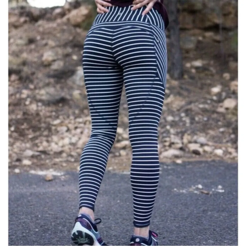 Athleta contender high rise striped leggings with pockets small - Image 3