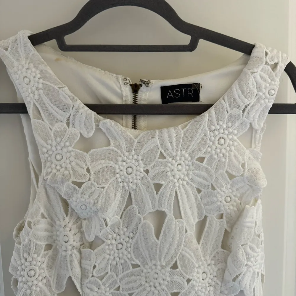 Worn Once! ASTR White Lace Floral Sleeveless Mini Dress | M - Image 4