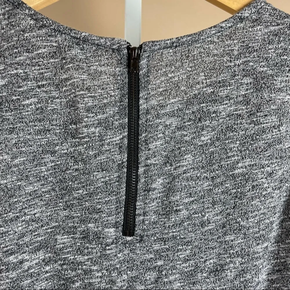 Banana Republic Ruffle Flare Tank Top Exposed Zipper Size Large Office - Image 3