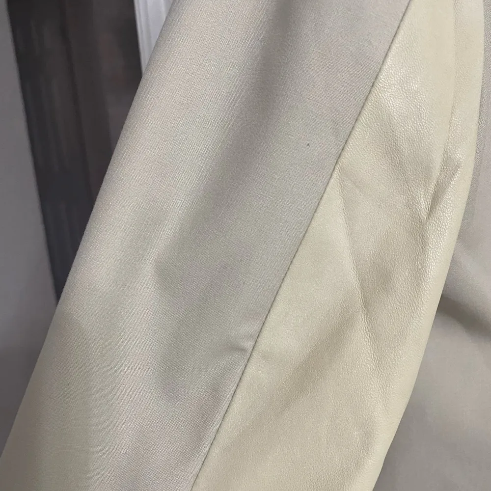 Elizabeth and James Ecru Blazer NWT size 10 with lamb leather trim - Image 6