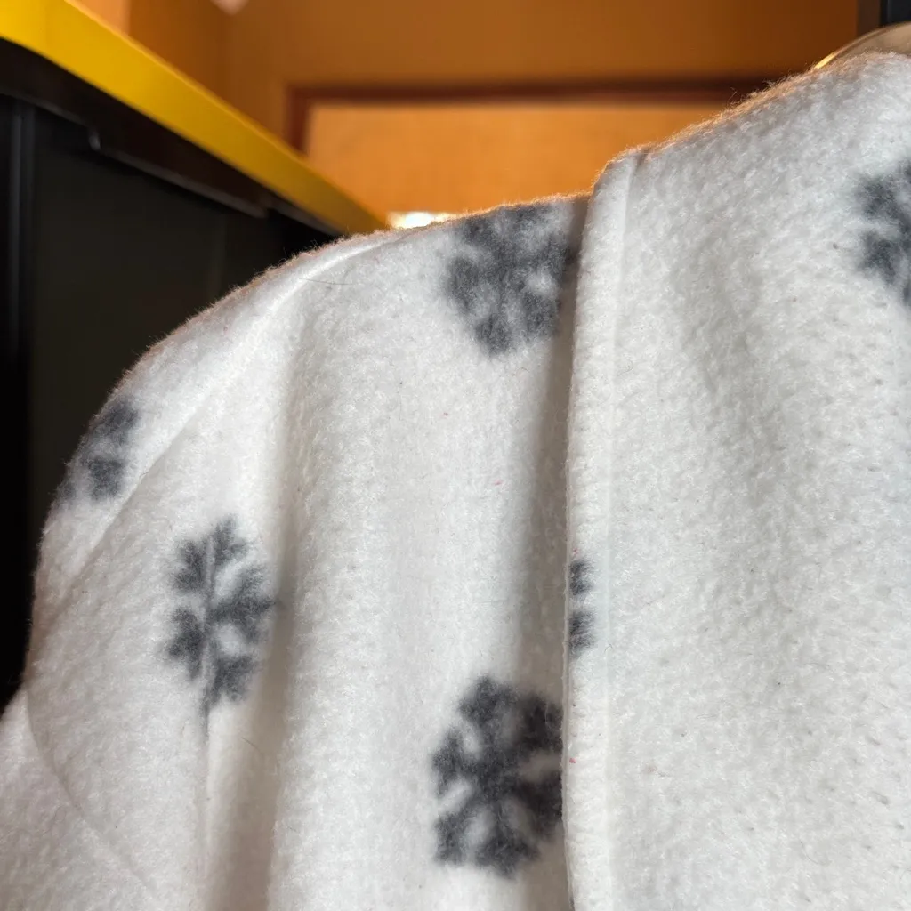 Vintage Earth Angels by Komar Cozy White & Gray Fluffy Snowflake Bear Robe Large - Image 4