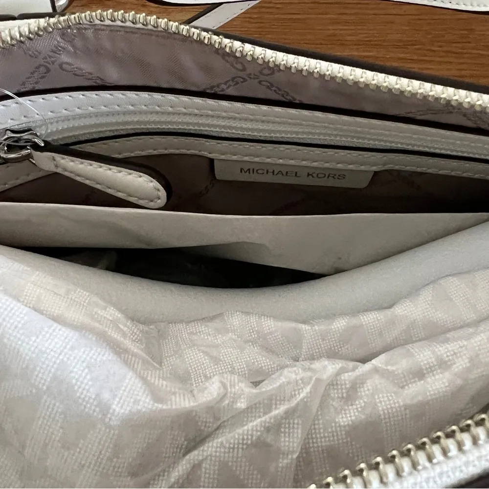 Sullivan Signature Logo Small Top Zip Tote Bag In Optic White - Image 8