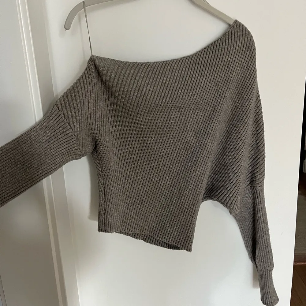 Line and Dot  Blair Off the Shoulder Sweater - Image 5