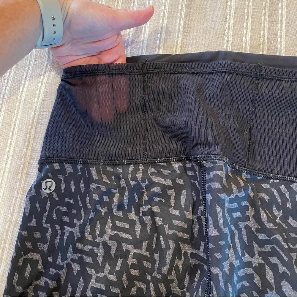 Running In The City Leggings in Heathered Net Pop Black Multi 6 W5J19S - Image 5