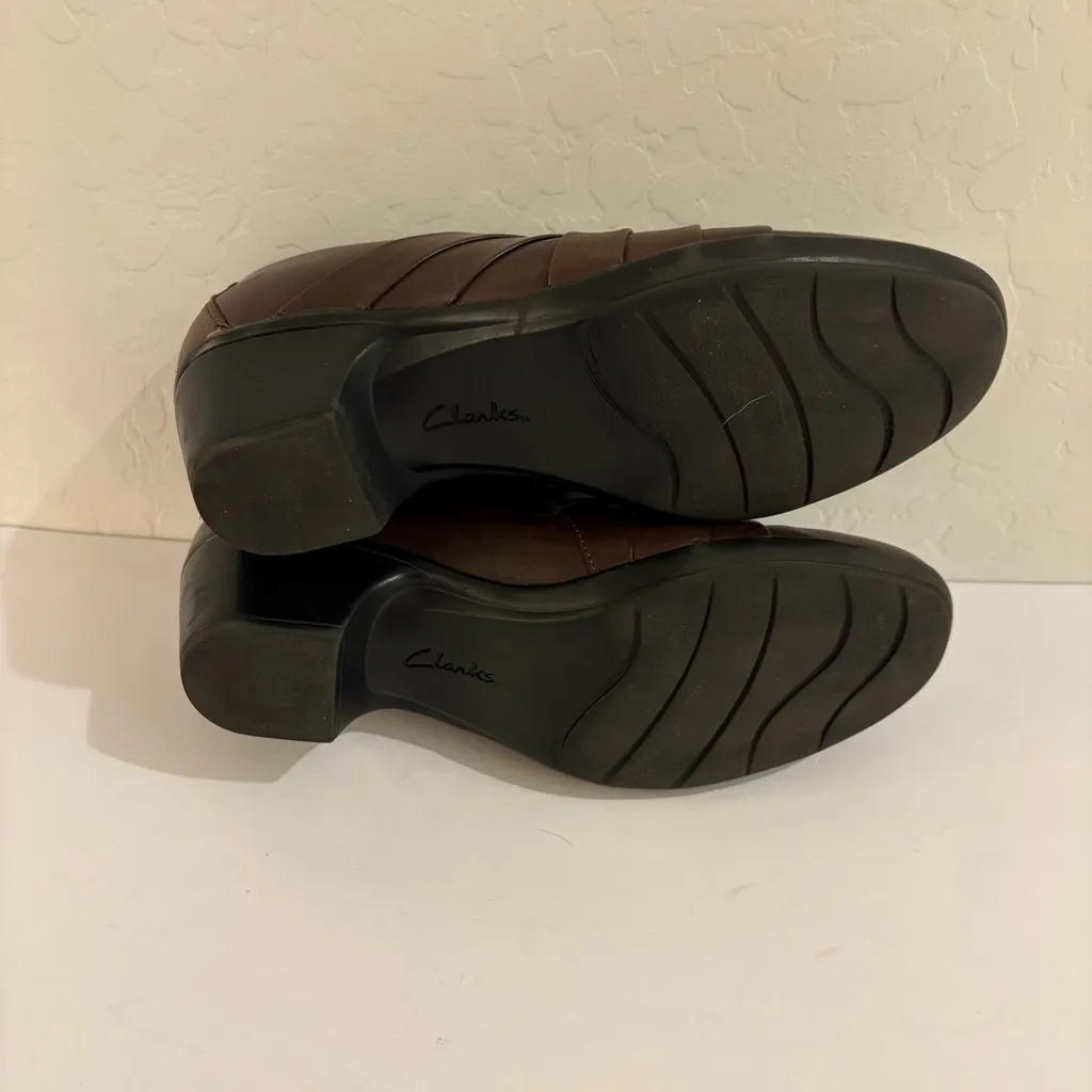 Clarks Collection Channing Essa Brown Leather Slip On Heel Loafer Size 8.5M - Image 11