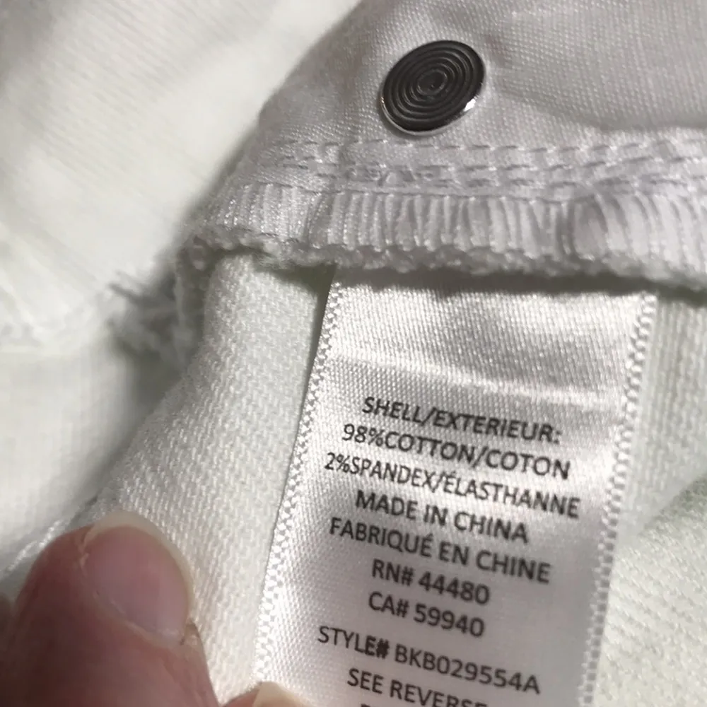 Tinseltown Hi Rise Mom Jean Asymmetrical Waist Raw Hem White Sz Jr 15/32 NWT - Image 8