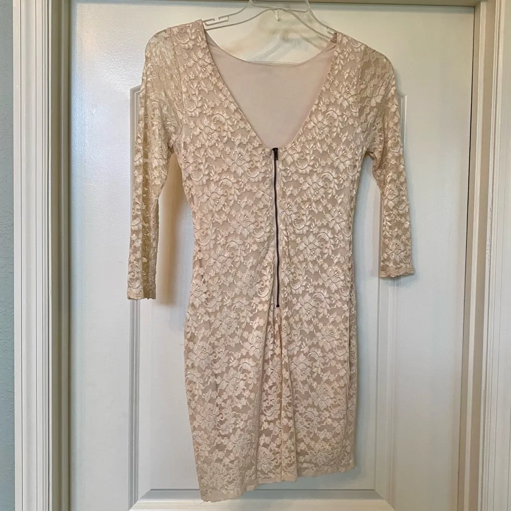 FOREVER 21 - Floral Lace Long Sleeve Dress with Zip Up Back! 🤍✨ - Image 4