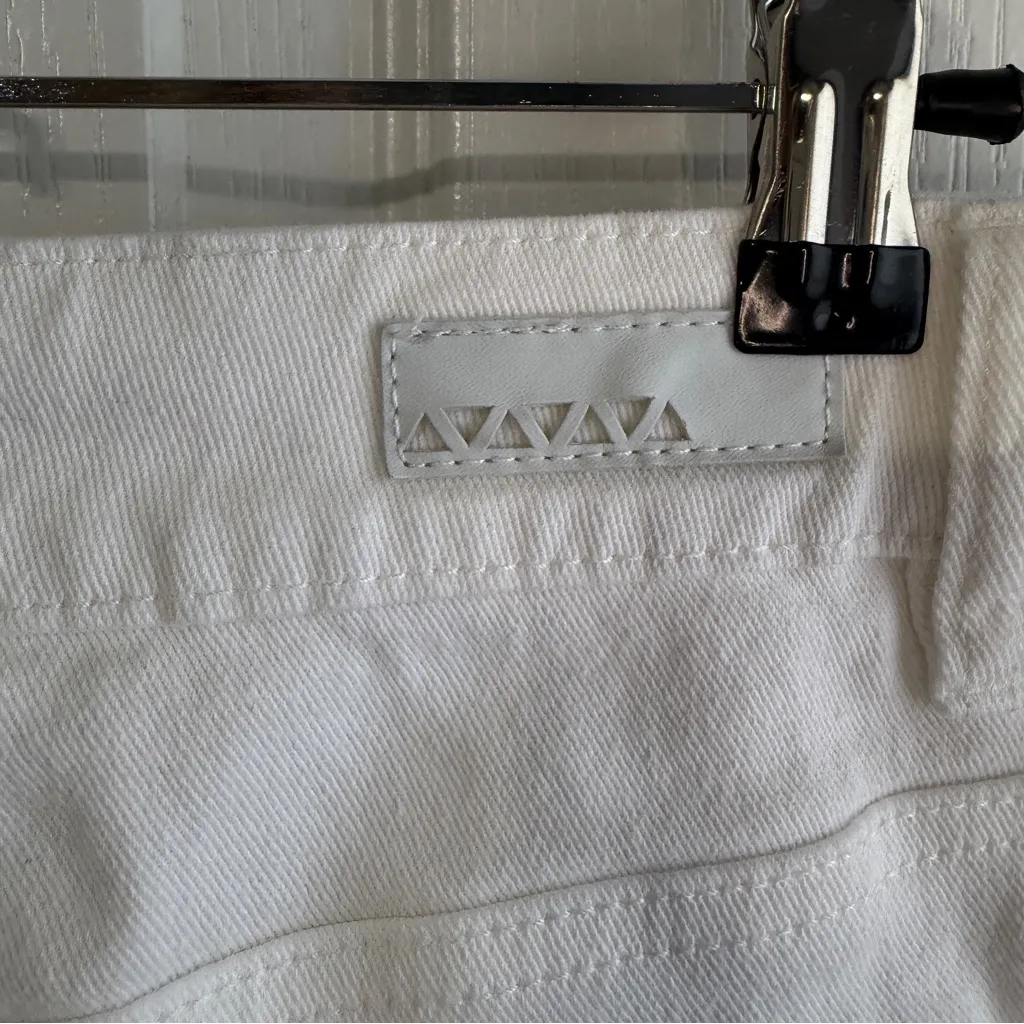 Dollhouse white distressed shorts size 5 - Image 4