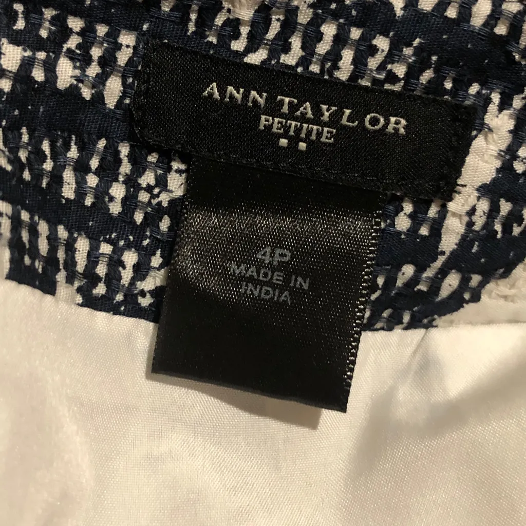 Ann Taylor size 4 petite Monochrome Floral Pencil Skirt - Image 3