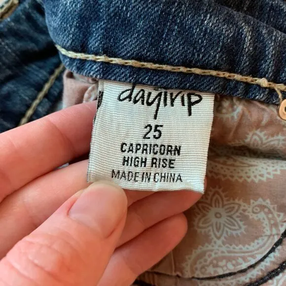 Daytrip Buckle High‎ Rise Capricorn Stretch Raw Hem Shortie Denim Jean Shorts 25 - Image 4