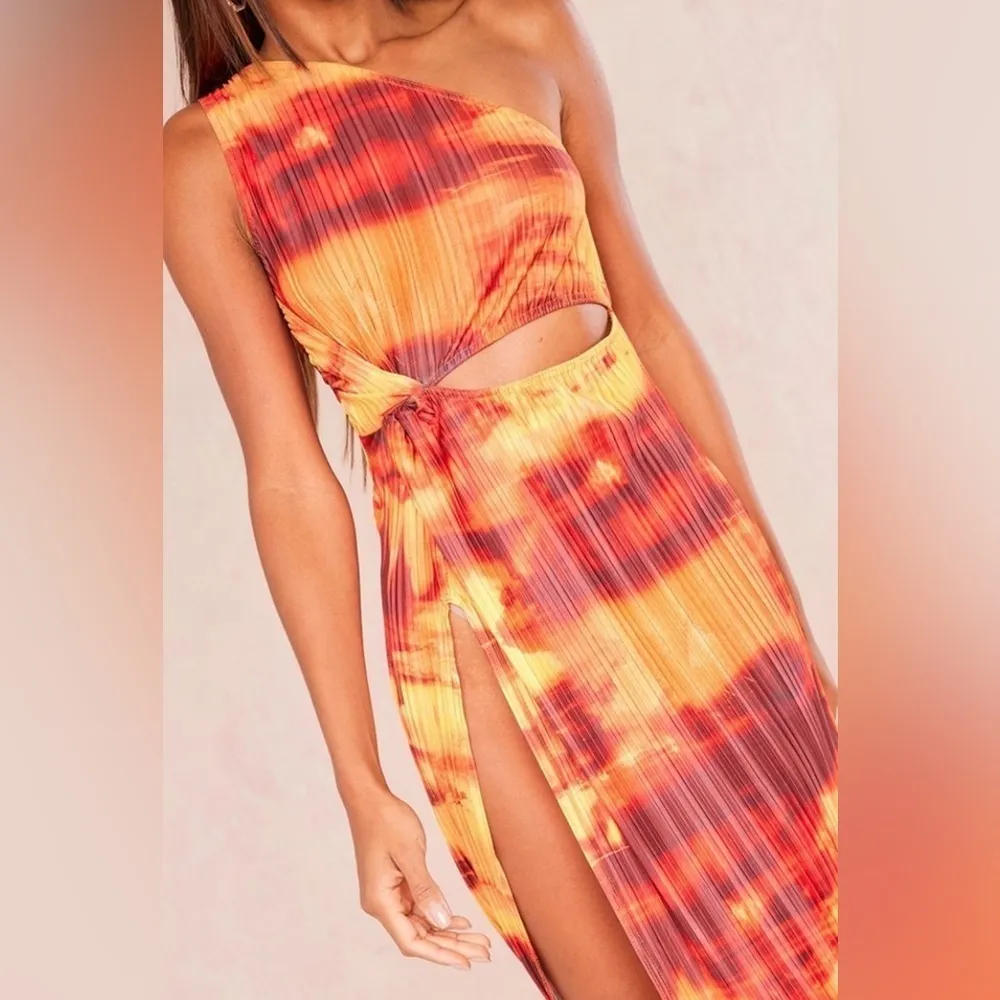 PRETTYLITTLETHING Orange Print Plisse Knotted Split Detail Maxi Dress - Image 5