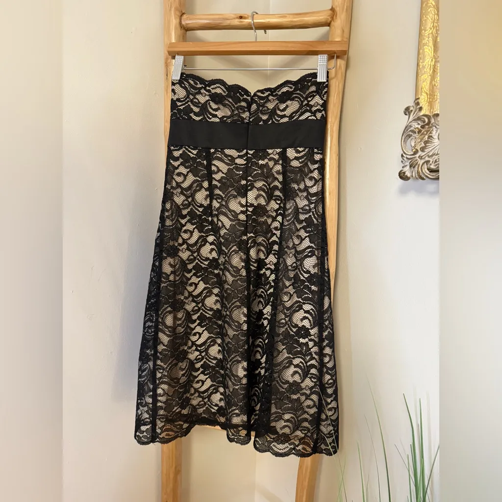 White House Black Market SZ 0 Dress Black Lace w/ Nude Lining Strapless WHBM - Image 4