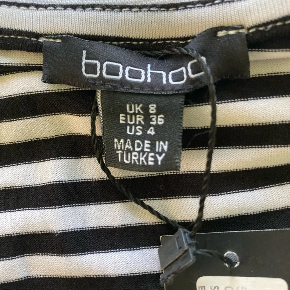 Boohoo NWT  Women’s Sz.4 Stripe Padded Shoulders Tank Top Black & White Viscose - Image 6