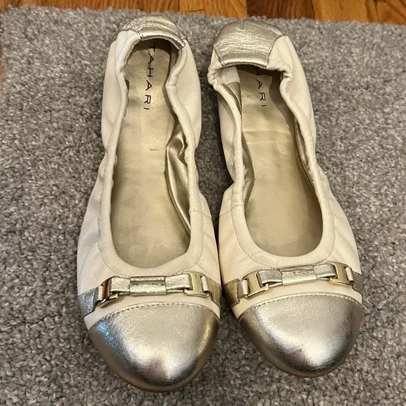 TAHARI Women’s Cream Leather Gold Accent Cap Toe Scrunched Veronica Flats 7.5 - Image 2