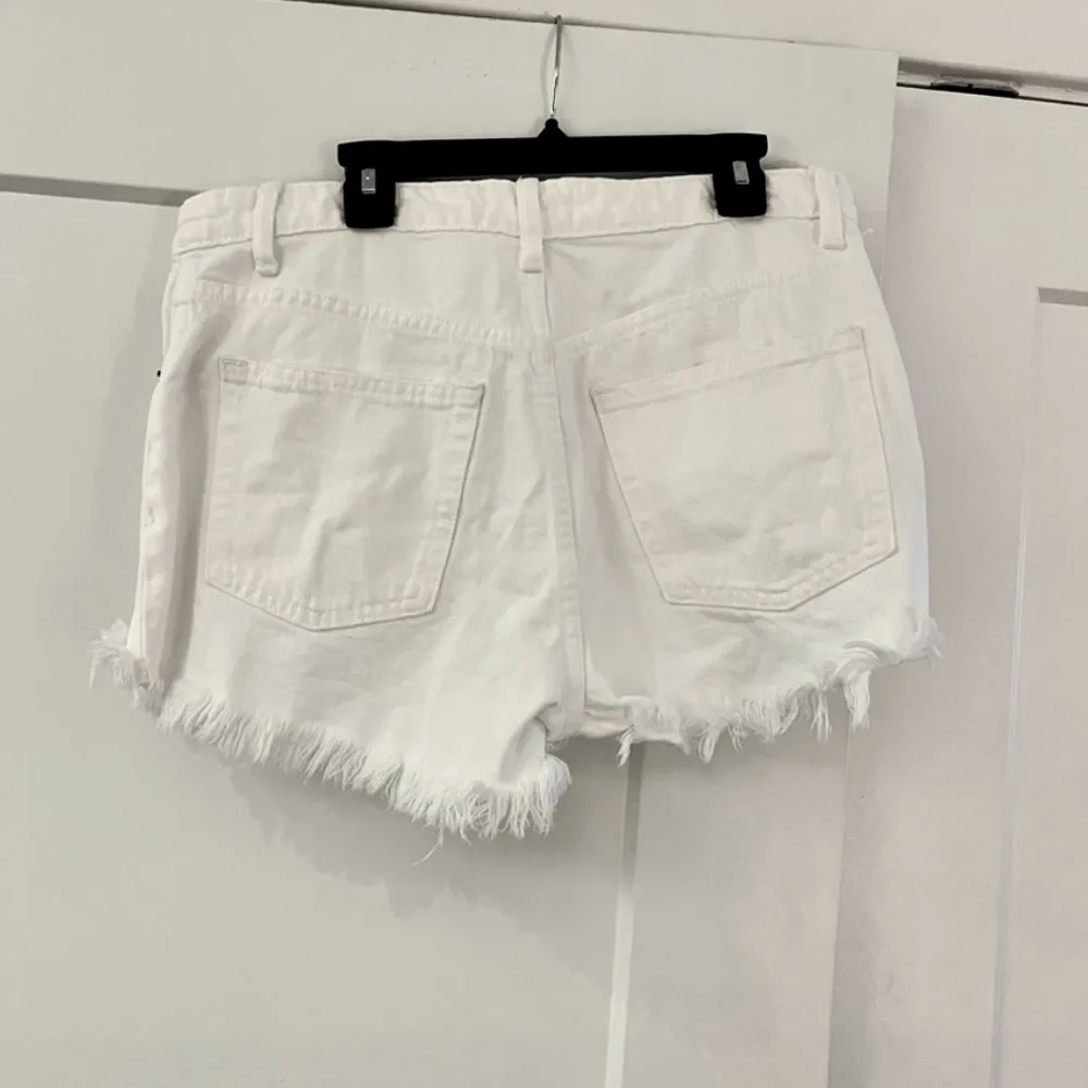 Zara White distressed high waisted denim jean shorts - ripped, frayed hem - Image 10