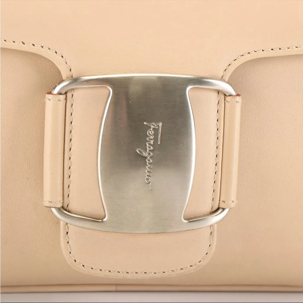 Salvatore Ferragamo Vara Beige Leather Shoulder Bag - Image 2