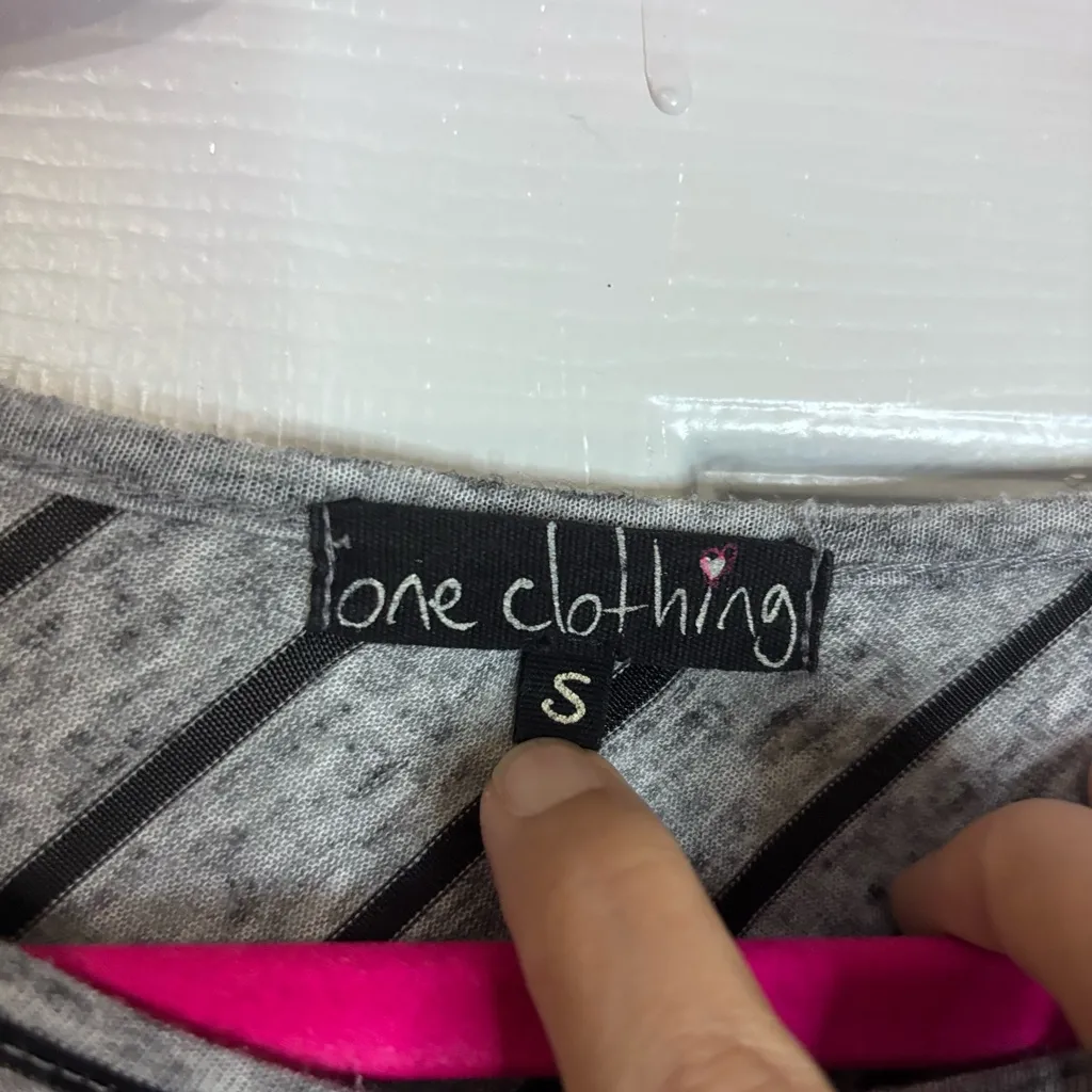 One Clothing LightWeight Black & Grey Strip Pull Over Shirt Small Y2K VTG 80s - Image 2