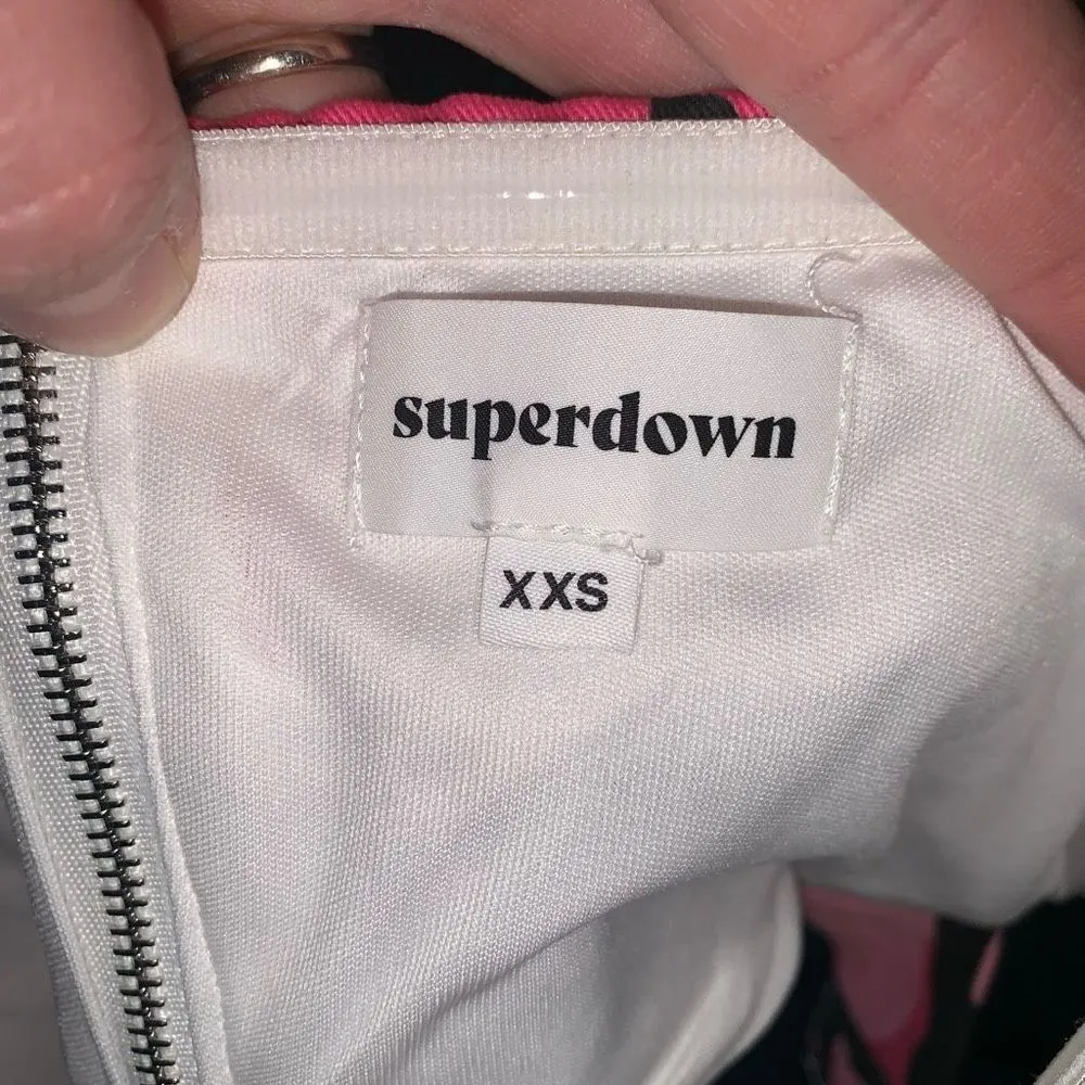 Revolve Superdown Jayda buckle XXS pink camo crop top - Image 4