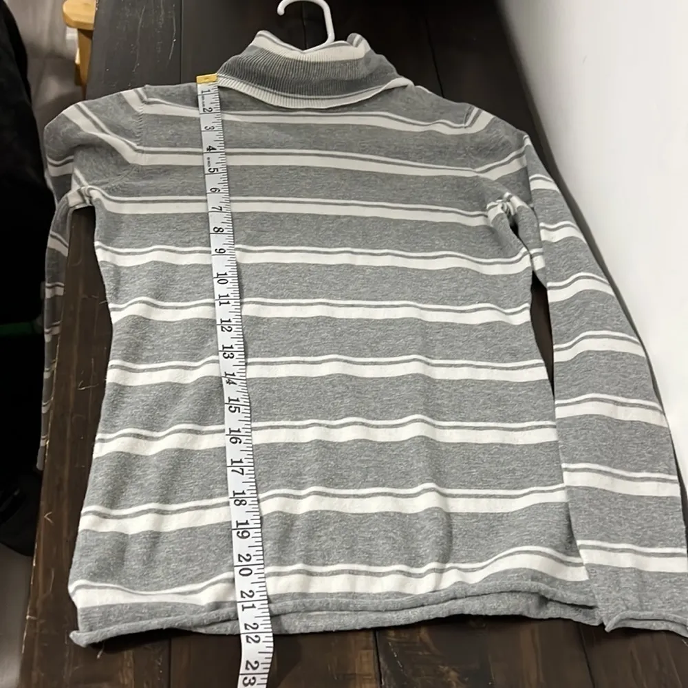 BANANA Republic Turtle Neck Long Sleeve Shirt Grey and White Striped Size Small - Image 7