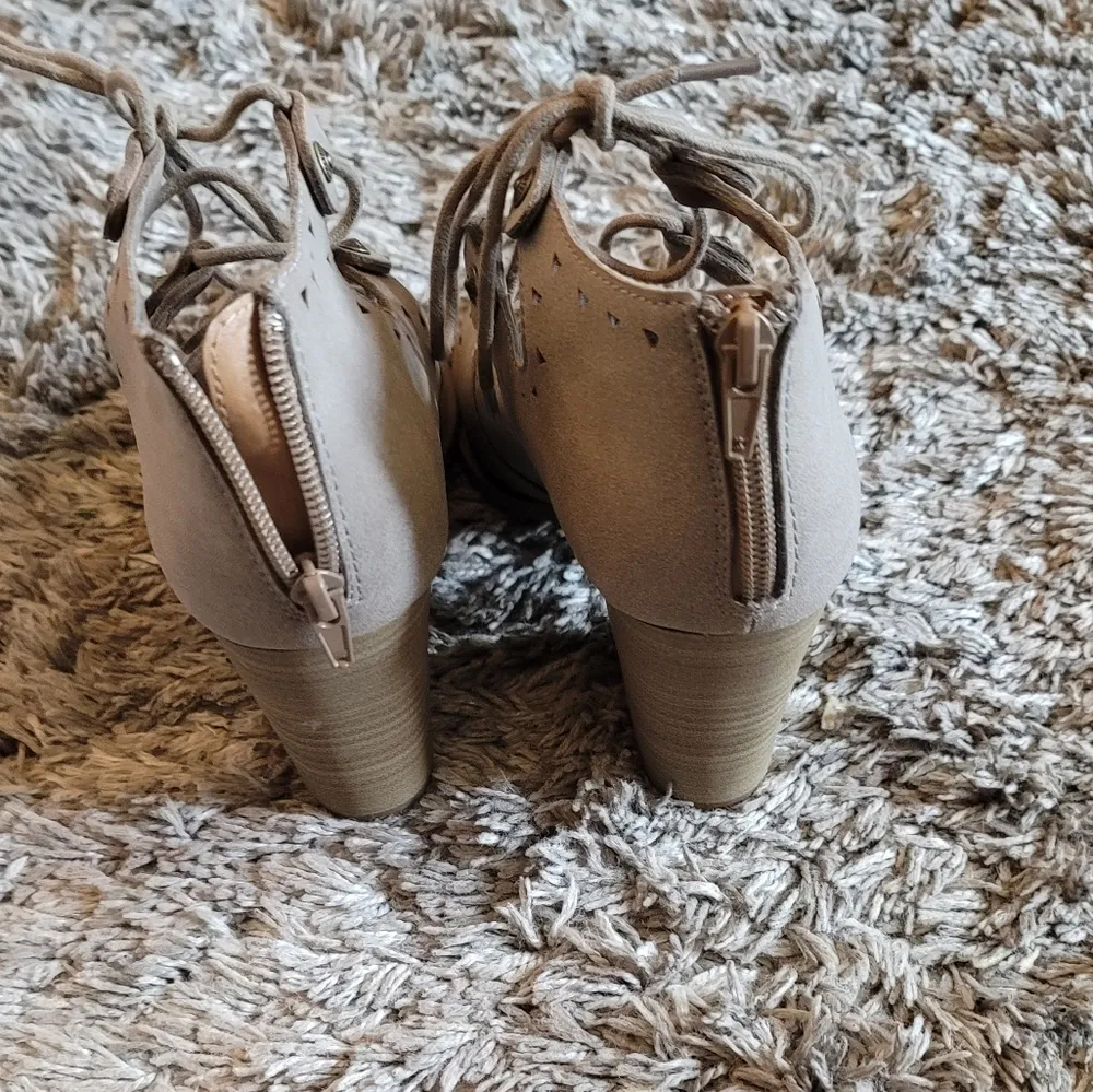 BKE Sole Taupe Suede Siren Open Toe Lace Up Heeled Sandals 7.5 - Image 6