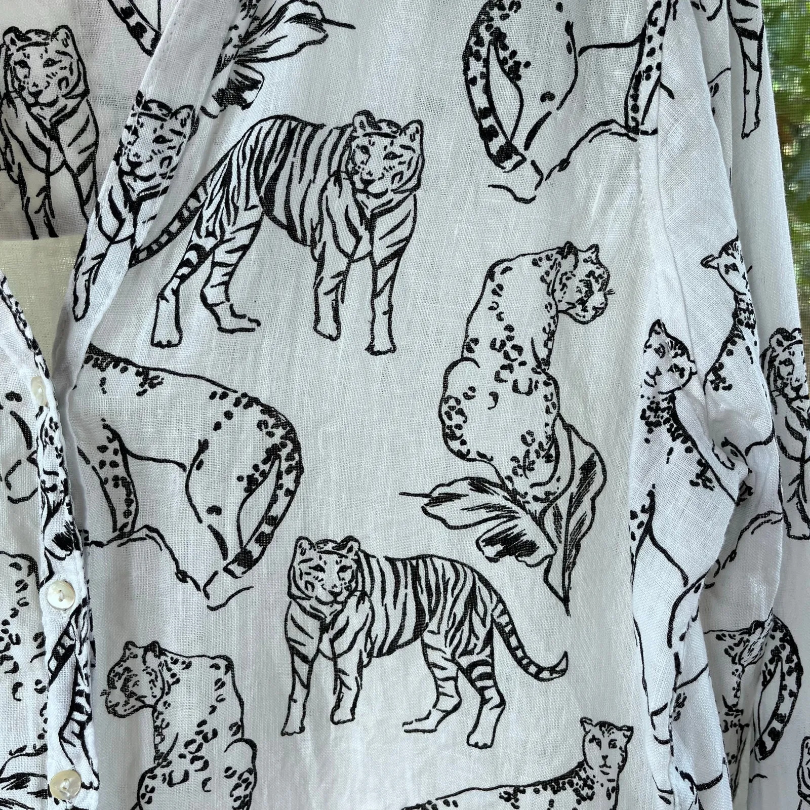 Cynthia Rowley Women's 100% Linen Big Cats Novelty Print Blouse Size L - Image 4